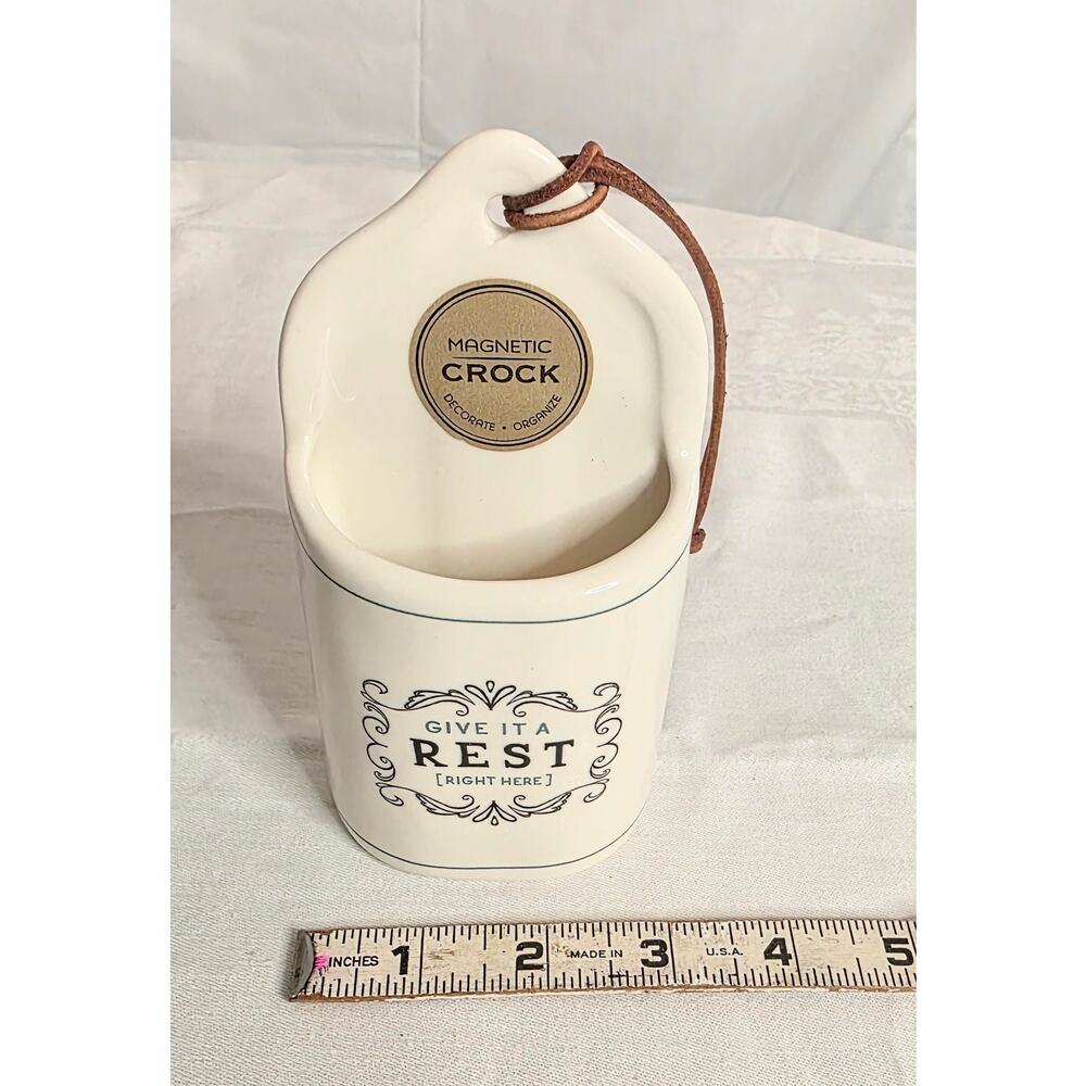 Demdaco Magnetic Crock Wall Pocket "Give it a Rest" 2019 Ceramic 5 1/2" x 3 1/2" - Picture 5 of 6